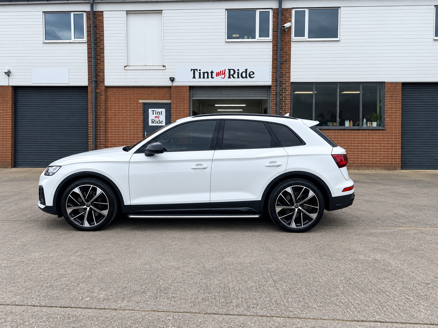 White Audi Q5 with rear privacy glass